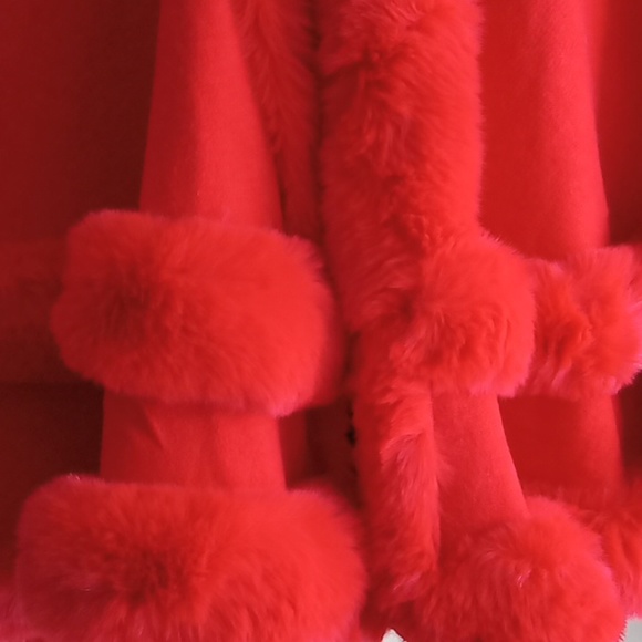 Elegant Hooded Faux Fur Poncho/Cape/ Shawl - Picture 5 of 11